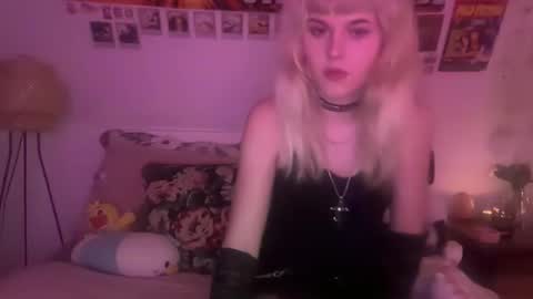 Snapshot of petitecrystals chatting on October 15, 2025, 8:20 pm Crystal online show from October 15, 2025, 8:20 pm