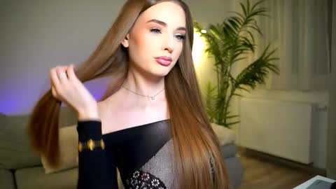 Petitegonwiild online show from November 25, 2025, 10:54 pm