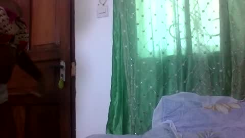 petitesweetchiq online show from September 29, 2025, 9:03 am