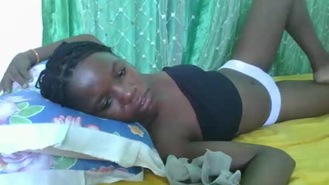 petitesweetchiq online show from November 30, 2025, 9:02 am