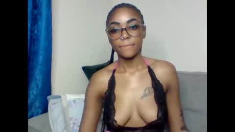 Snapshot of pettite_babe chatting on September 24, 2025, 3:59 pm Arielle online show from September 24, 2025, 3:59 pm