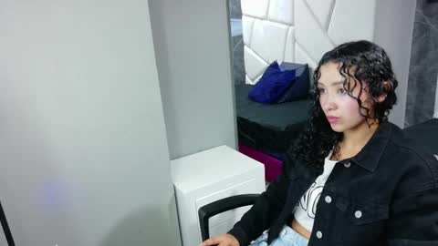Snapshot of pettymoon chatting on October 19, 2025, 11:33 am Moon online show from October 19, 2025, 11:33 am