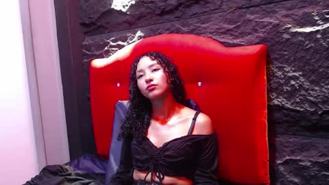 Snapshot of pettymoon chatting on November 7, 2025, 7:58 pm Moon online show from November 7, 2025, 7:58 pm