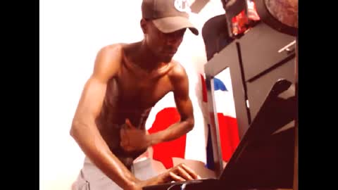 Snapshot of phillipp_hott chatting on September 16, 2025, 4:19 pm 2 pac shakur online show from September 16, 2025, 4:19 pm