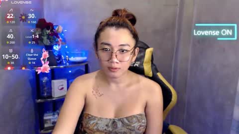 Snapshot of pia_worthsback chatting on May 1, 2026, 2:21 pm Pia online show from May 1, 2026, 2:21 pm