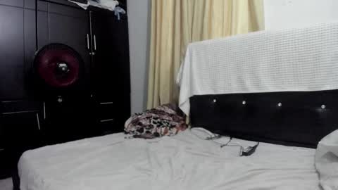 picaszomilos350 online show from January 19, 2026, 1:15 pm