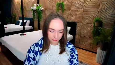 Emelie online show from October 1, 2025, 4:13 pm