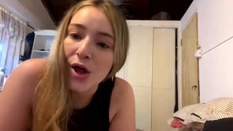 pilimartinez22 online show from February 8, 2025, 11:24 pm