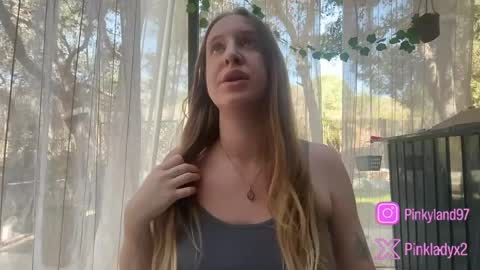 pinkladyx2 online show from May 19, 2026, 9:59 am