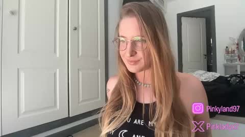 pinkladyx2 online show from May 21, 2026, 1:18 pm