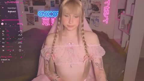 pinkvenom_ online show from October 5, 2025, 5:11 pm