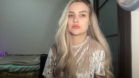 Mia online show from October 3, 2025, 8:28 pm