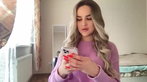 Mia online show from October 6, 2025, 8:23 am