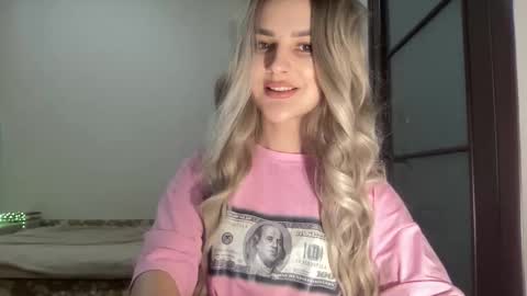 Mia online show from October 12, 2025, 8:41 pm