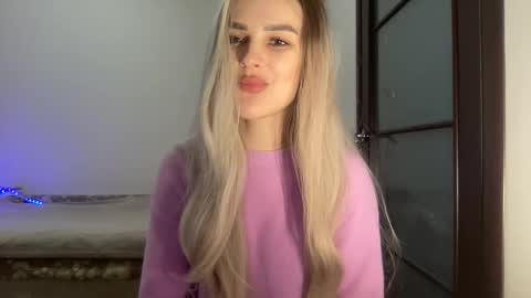 Mia online show from October 14, 2025, 8:53 pm