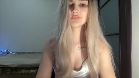 Mia online show from October 15, 2025, 8:42 pm