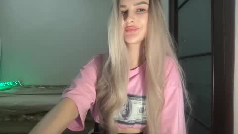 Mia online show from October 17, 2025, 8:33 pm