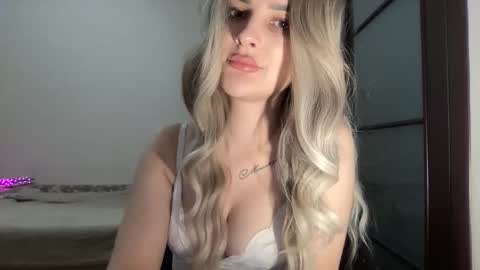 Mia online show from October 20, 2025, 9:04 pm