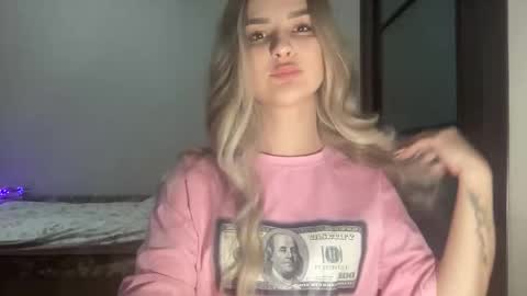 Mia online show from November 3, 2025, 7:37 pm