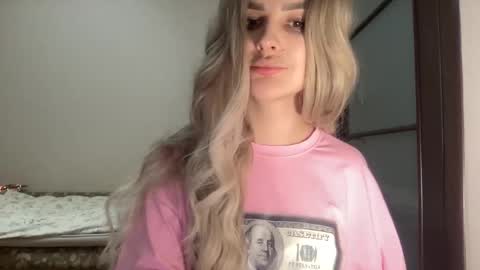 Mia online show from November 4, 2025, 9:36 pm