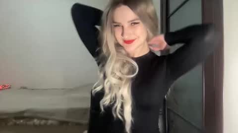 Mia online show from November 8, 2025, 8:18 pm