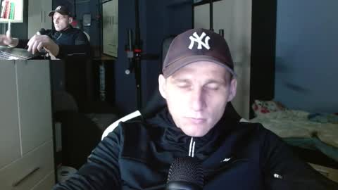 Snapshot of poliglotjoe chatting on October 11, 2025, 12:43 am Poliglot online show from October 11, 2025, 12:43 am