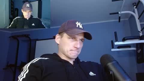 Snapshot of poliglotjoe chatting on November 14, 2025, 11:31 am Poliglot online show from November 14, 2025, 11:31 am