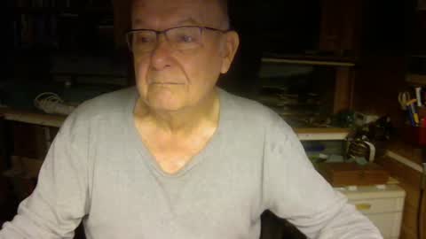 Snapshot of pomme1949 chatting on December 6, 2024, 8:15 am pomme1949 online show from December 6, 2024, 8:15 am