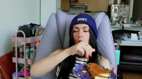 Snapshot of popstarsextape chatting on November 5, 2025, 5:57 pm A cadia online show from November 5, 2025, 5:57 pm