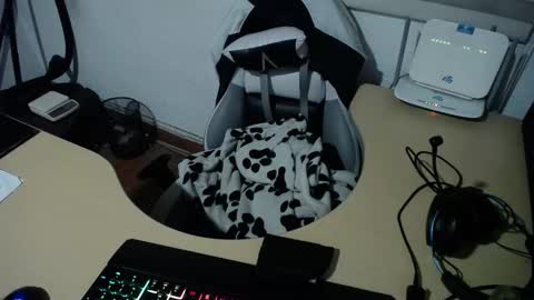 Snapshot of powerfulzeus2 chatting on September 17, 2025, 5:42 am powerfulzeus2 online show from September 17, 2025, 5:42 am