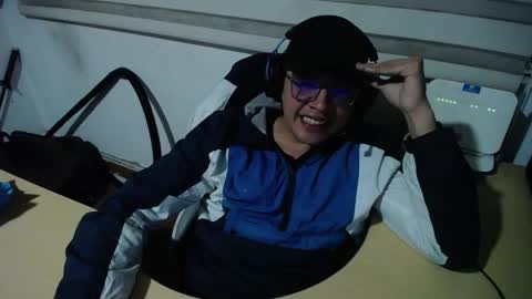 Snapshot of powerfulzeus2 chatting on October 9, 2025, 2:31 am powerfulzeus2 online show from October 9, 2025, 2:31 am