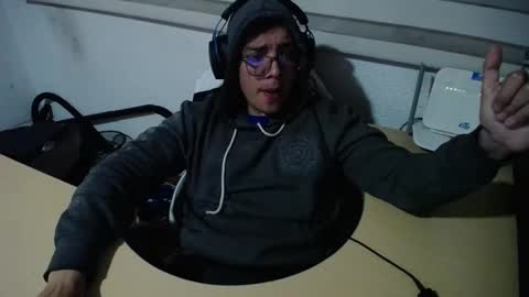 Snapshot of powerfulzeus2 chatting on November 13, 2025, 2:10 am powerfulzeus2 online show from November 13, 2025, 2:10 am