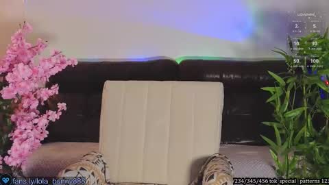 Lola online show from December 1, 2025, 5:01 am