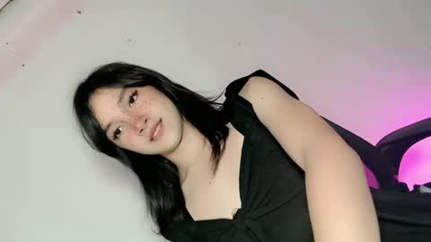 precious_laura18 online show from June 8, 2026, 1:11 pm