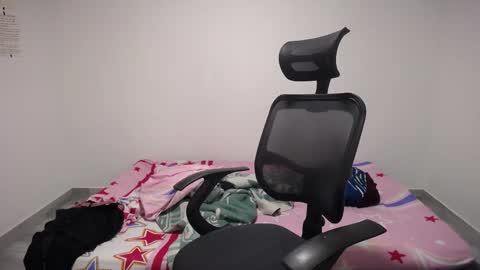 Snapshot of present_the_magic chatting on October 7, 2025, 2:09 am Plux online show from October 7, 2025, 2:09 am