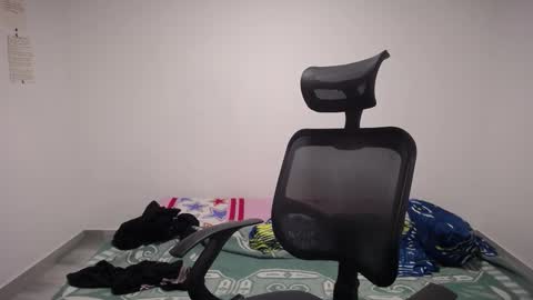 Snapshot of present_the_magic chatting on October 17, 2025, 12:19 pm Plux online show from October 17, 2025, 12:19 pm