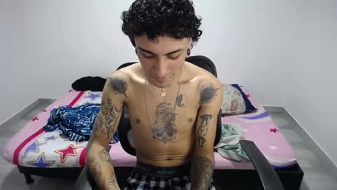 Snapshot of present_the_magic chatting on October 29, 2025, 3:58 pm Plux online show from October 29, 2025, 3:58 pm