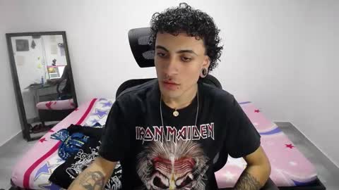 Snapshot of present_the_magic chatting on October 31, 2025, 9:10 am Plux online show from October 31, 2025, 9:10 am