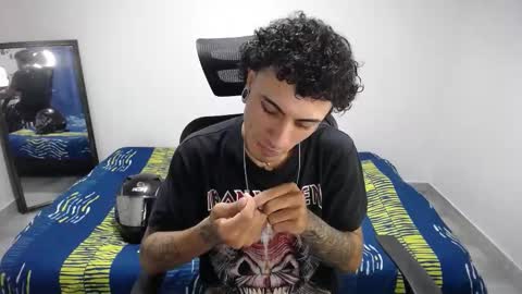 Snapshot of present_the_magic chatting on October 31, 2025, 11:39 pm Plux online show from October 31, 2025, 11:39 pm