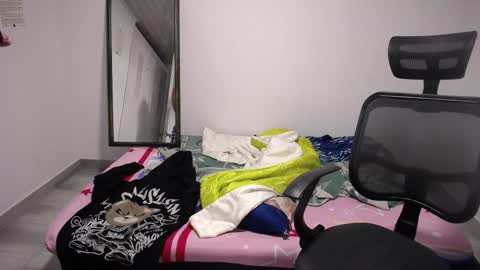 Snapshot of present_the_magic chatting on November 2, 2025, 3:42 am Plux online show from November 2, 2025, 3:42 am