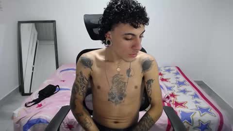 Snapshot of present_the_magic chatting on November 5, 2025, 6:24 am Plux online show from November 5, 2025, 6:24 am