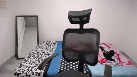 Snapshot of present_the_magic chatting on November 6, 2025, 6:36 am Plux online show from November 6, 2025, 6:36 am