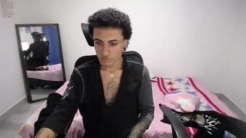 Snapshot of present_the_magic chatting on November 10, 2025, 5:28 am Plux online show from November 10, 2025, 5:28 am