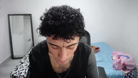 Snapshot of present_the_magic chatting on November 13, 2025, 2:21 am Plux online show from November 13, 2025, 2:21 am