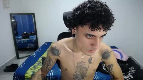 Snapshot of present_the_magic chatting on November 13, 2025, 9:36 pm Plux online show from November 13, 2025, 9:36 pm