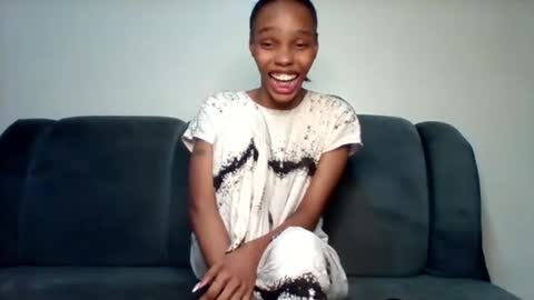 Snapshot of pretty253 chatting on October 14, 2025, 12:33 am pretty253 online show from October 14, 2025, 12:33 am