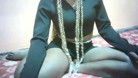 pretty_milan online show from January 7, 2026, 12:40 pm