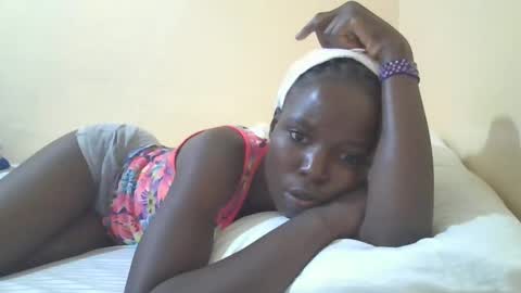 Snapshot of pretty_petite_ebony chatting on March 6, 2025, 2:41 am pretty_petite_ebony online show from March 6, 2025, 2:41 am
