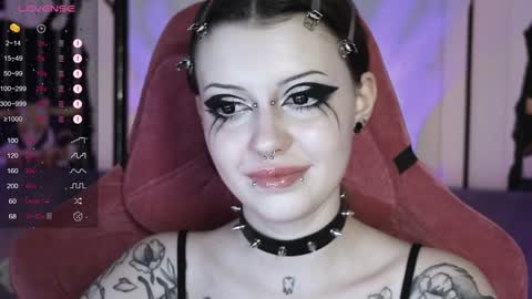 Snapshot of prettybones chatting on December 10, 2024, 2:28 pm Violet online show from December 10, 2024, 2:28 pm