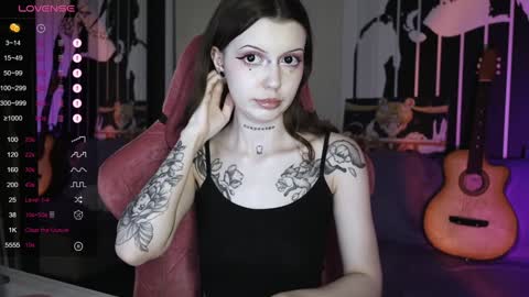 Snapshot of prettybones chatting on December 29, 2024, 11:29 am Violet online show from December 29, 2024, 11:29 am